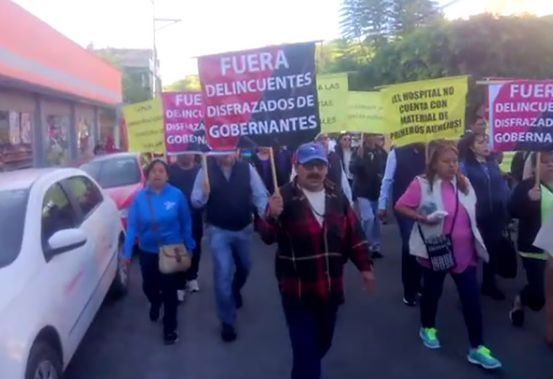 VIDEO Protestan extrabajadores de la comuna de Tehuacán por adeudos 