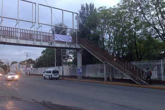 Continúan mantas en contra de Enrique Doger en Tehuacán