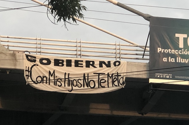 Aparecen mantas con la leyenda #ConMisHijosNoTeMetas