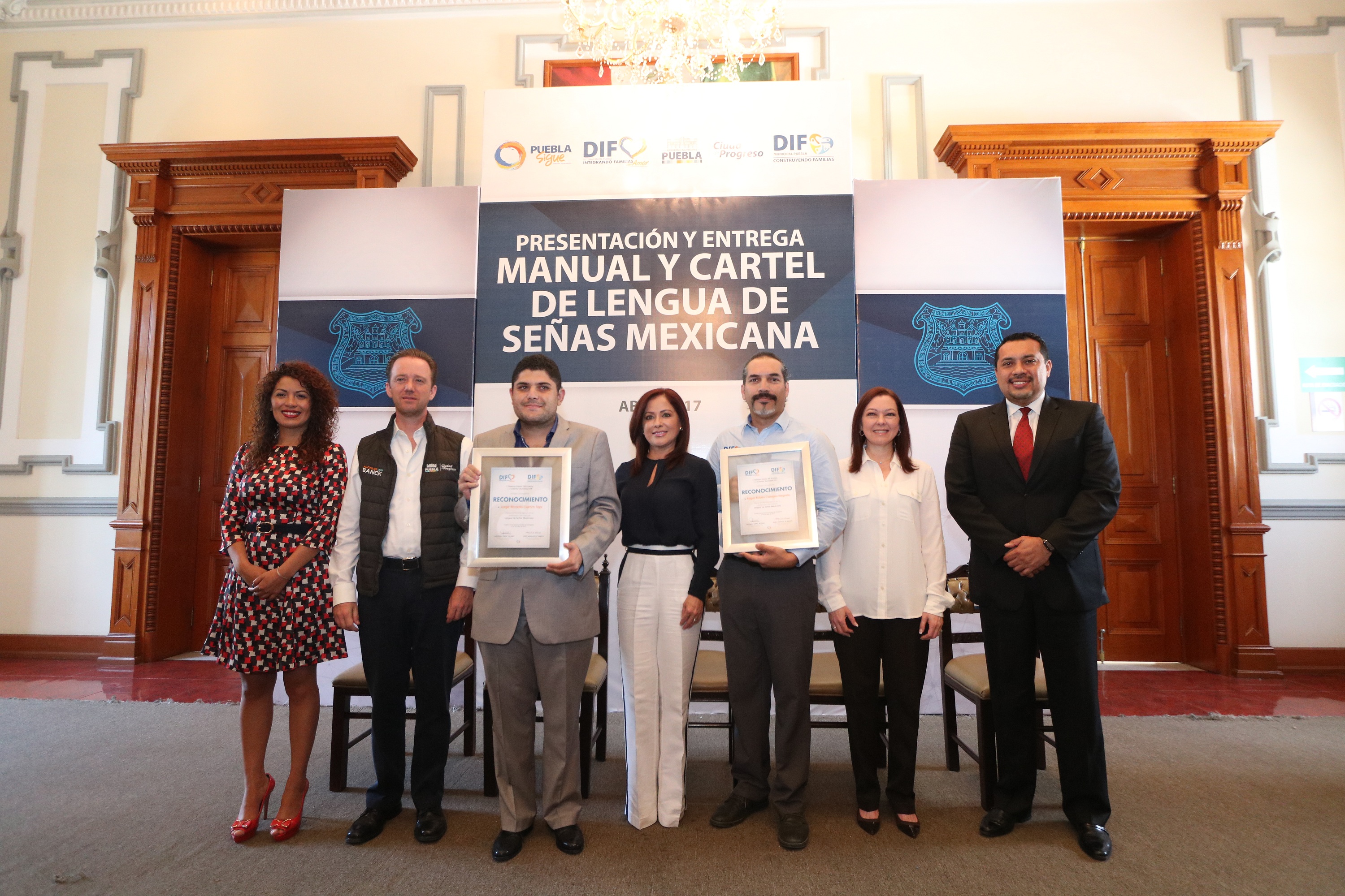 Presenta DIF Manual y Cartel de Lengua de Señas Mexicanas