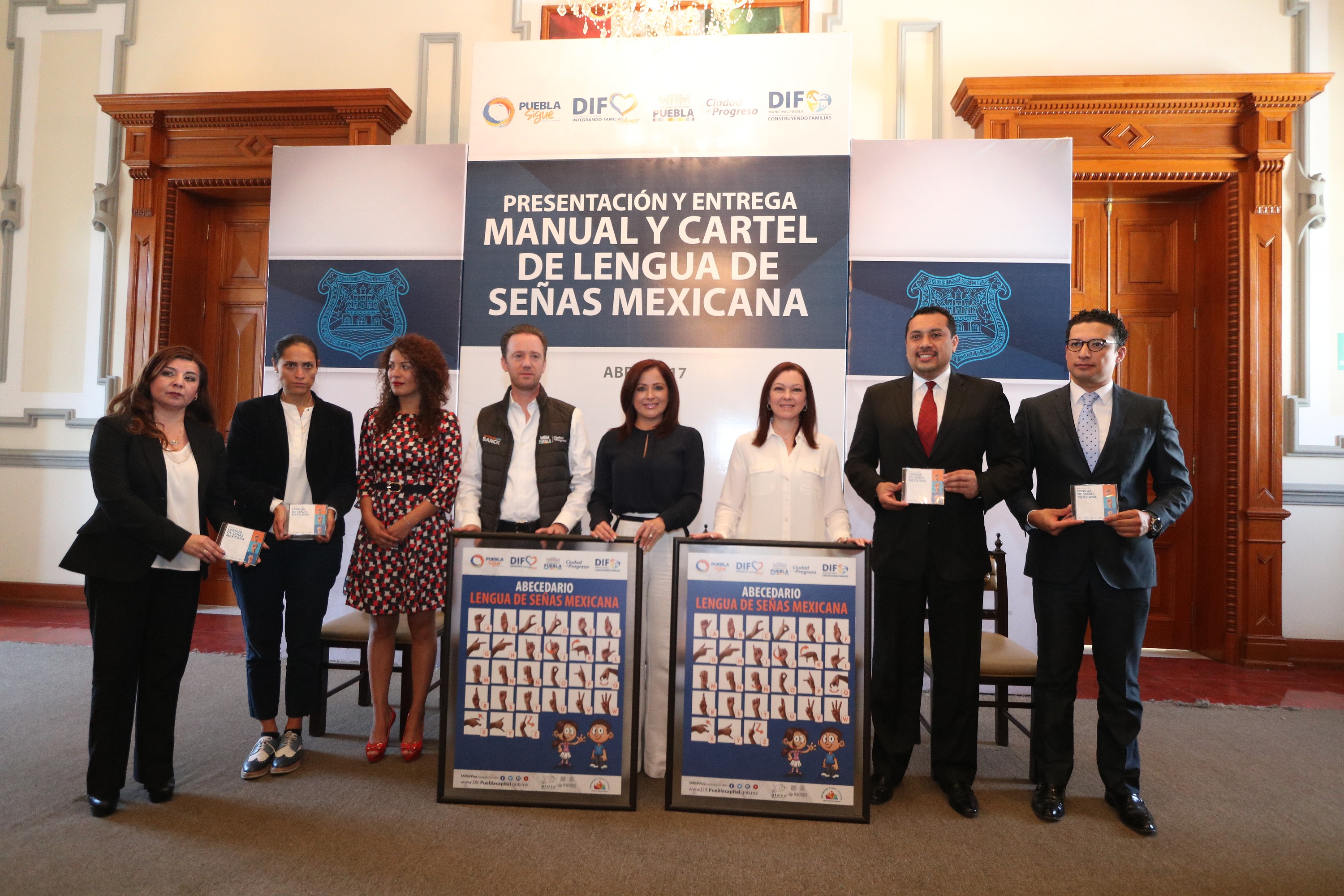 Presenta DIF Manual y Cartel de Lengua de Señas Mexicanas