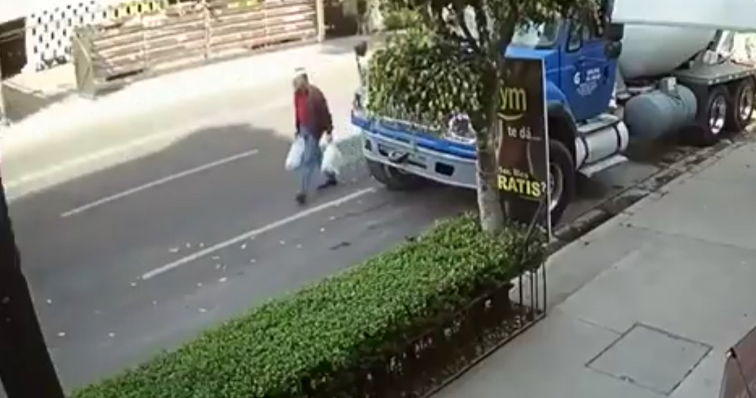 VIDEO Conductor le pasa encima la revolvedora a hombre de 72 años