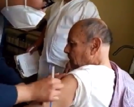 VIDEO Manuelito manda con su mamá a quienes los vacunaron