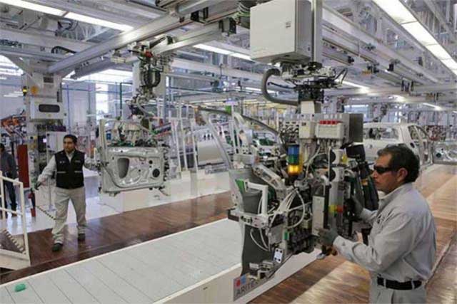 Empresas manufactureras de México inician contratación de migrantes: Index