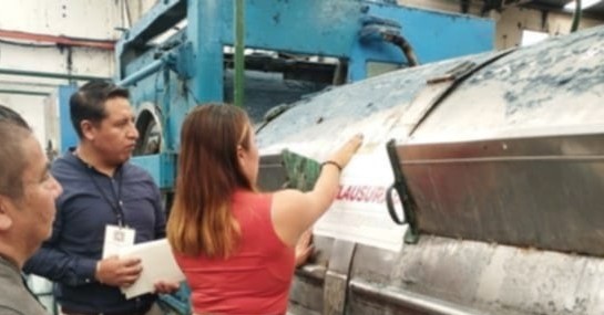 Clausuran maquinaria de 3 lavanderías por contaminar drenaje en la colonia México en Tehuacán