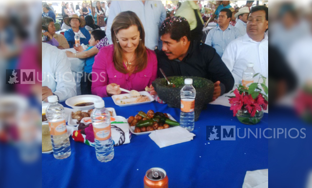 Amigos pagan fiesta de 6 mil personas a Inés Saturnino 