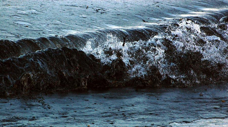 Tras accidente de un buque ruso, detectan mancha de petróleo en el Mar Negro