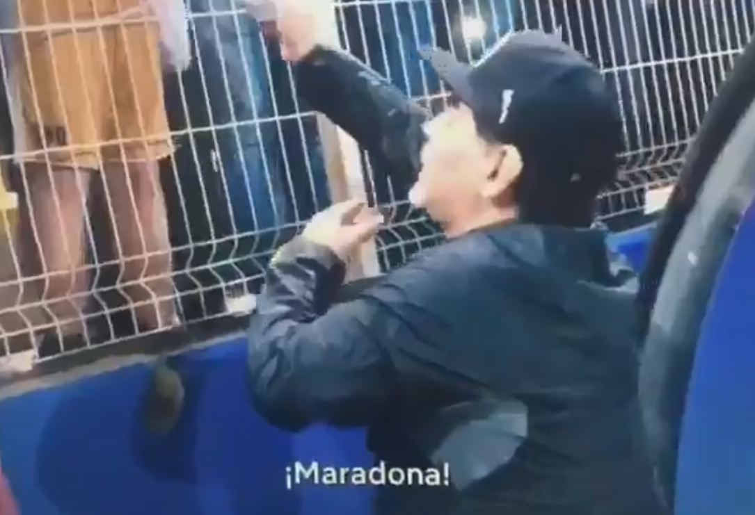 Si siguen gritando Diego me voy a la mier..., le dice Maradona a niños