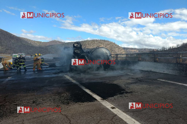 Explota pipa con combustible en la Puebla-Oaxaca