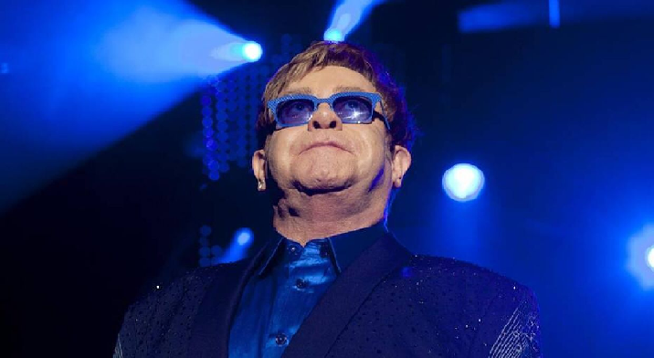 El cantante Elton John sufrió una aparatosa caída