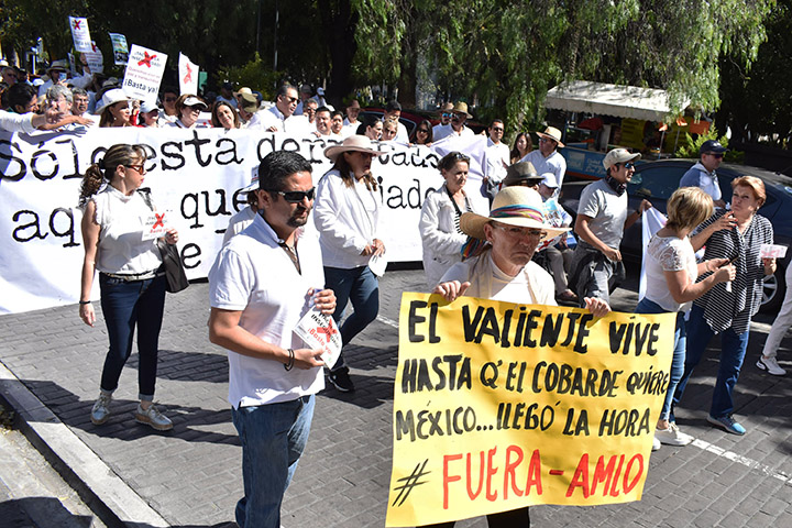 Panistas marchan en Puebla contra AMLO