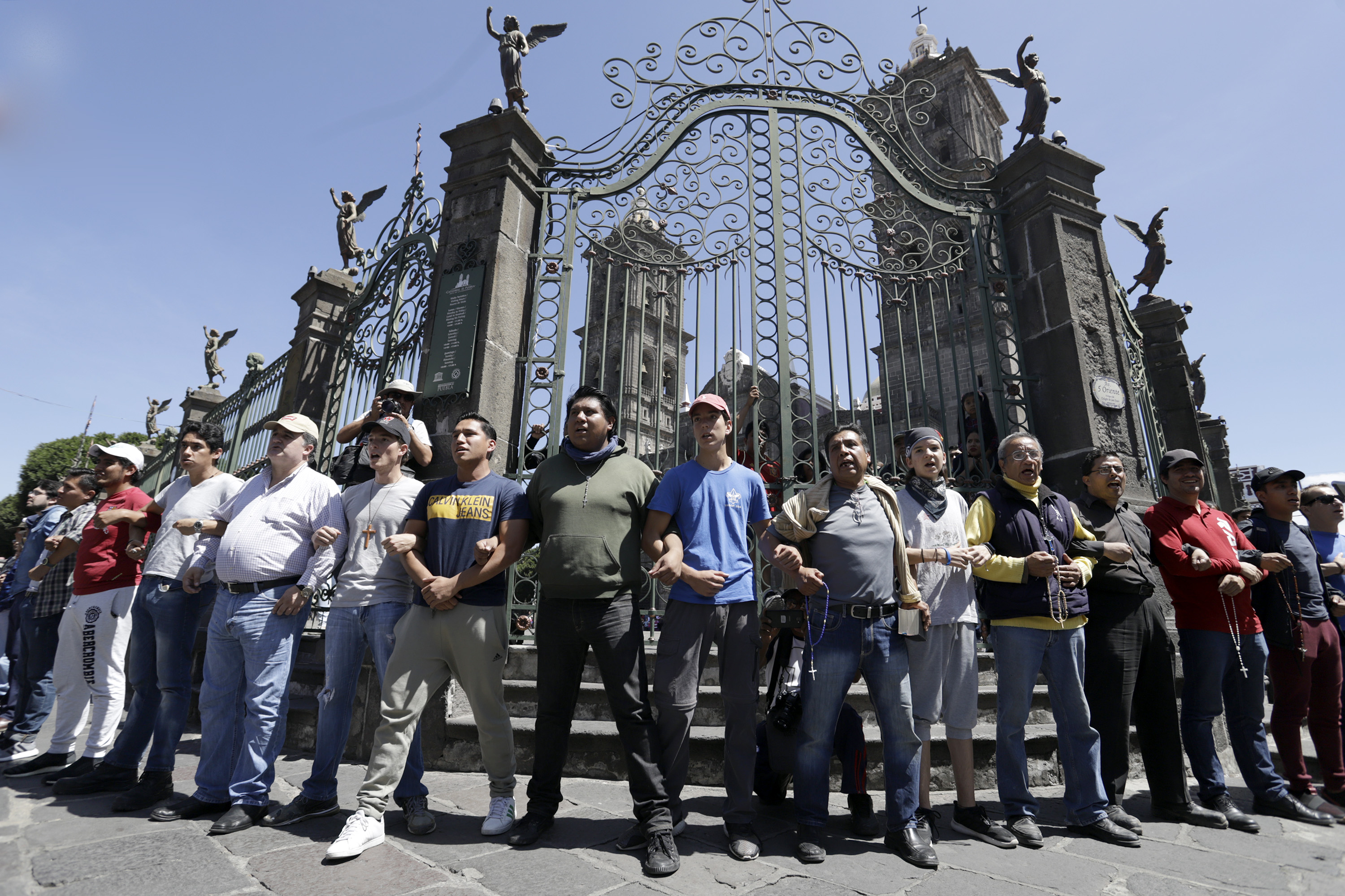 Con rosario en mano, católicos enfrentan a la Marcha de las Putas