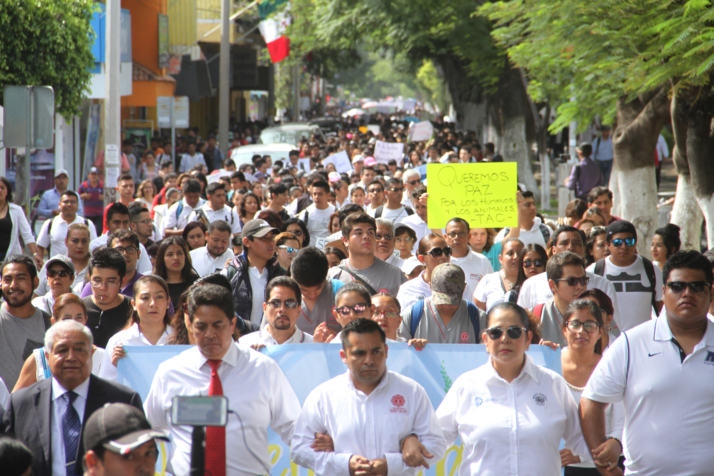 Tehuacán marcha contra inseguridad y amaga con más protestas