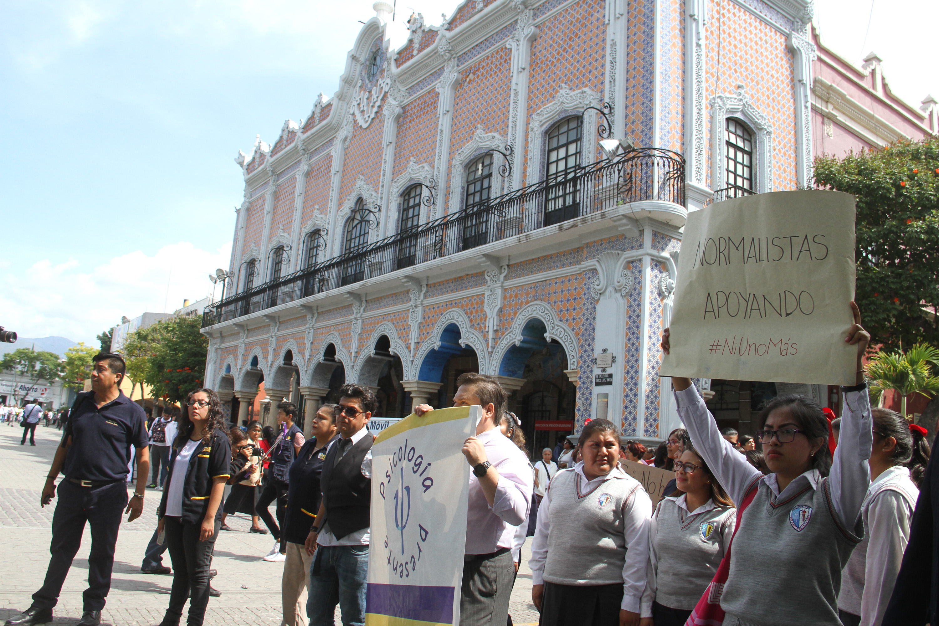 Tehuacán marcha contra inseguridad y amaga con más protestas