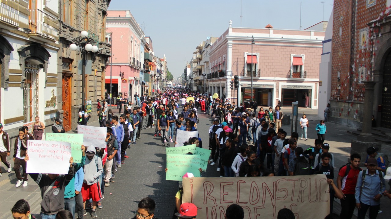 Protestan estudiantes por pago de becas