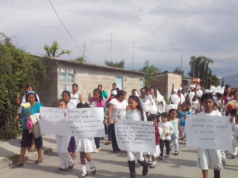 Marchan familias de Cuayucatepec en apoyo de auxiliar detenido