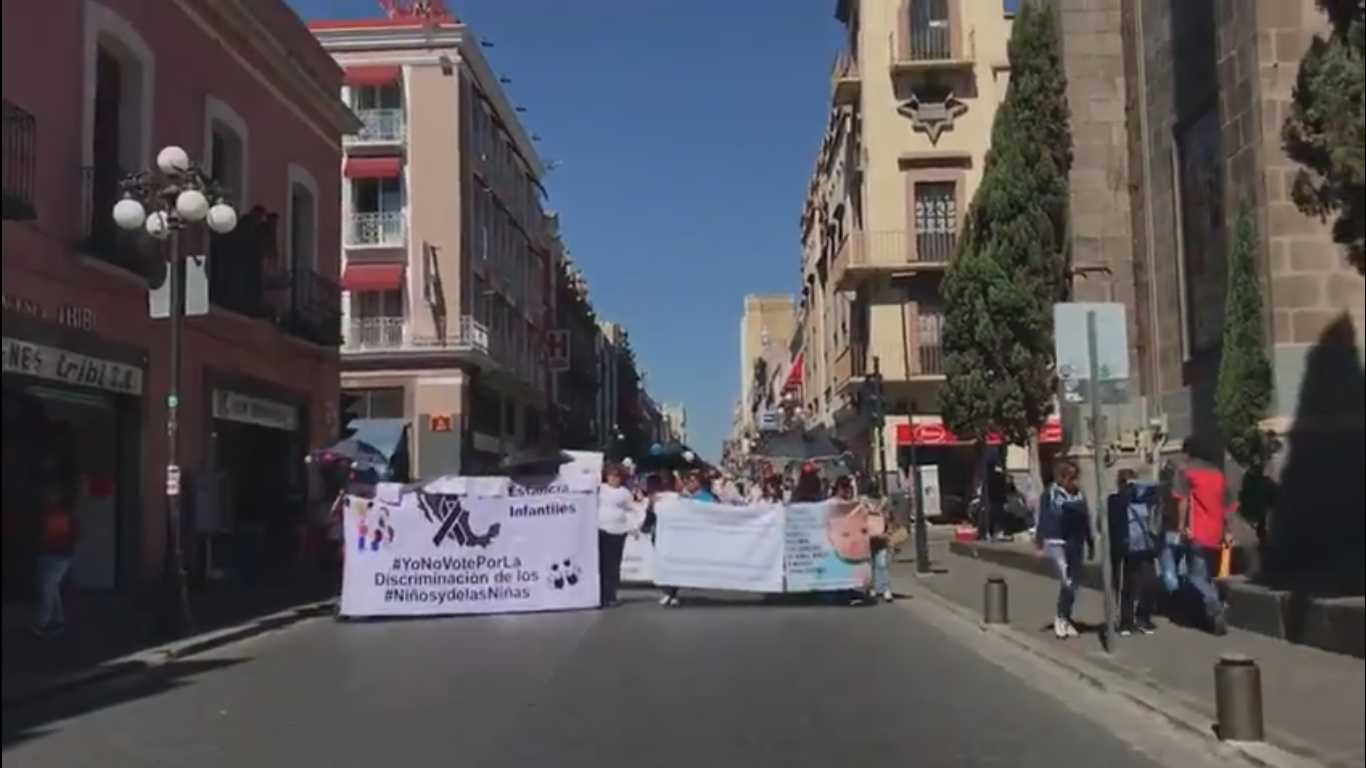 Marchan por las estancias infantiles en la capital poblana