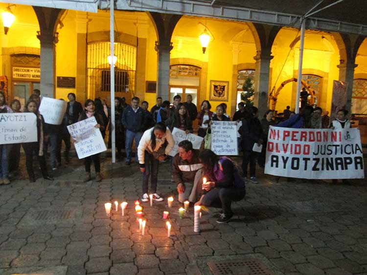 Justicia para Ayotzinapa exigen contingentes en Huauchinango
