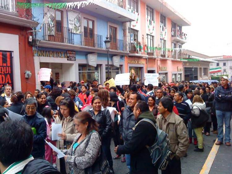 Protestan maestros de Teziutlán contra Reforma Educativa