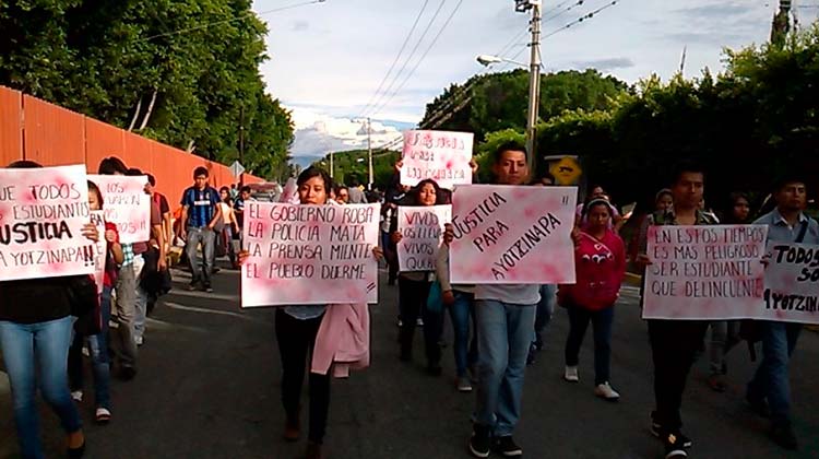 Marchan estudiantes de Tehuacán por violencia en Ayotzinapa