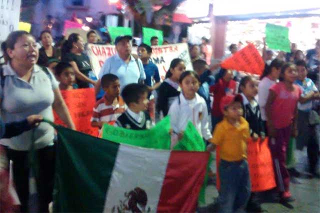 Con marcha en Tehuacán, padres de normalistas de Ayotzinapa apoyan a maestros