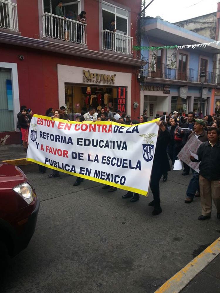 Protestan maestros de Teziutlán contra Reforma Educativa