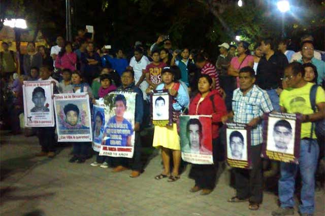 Con marcha en Tehuacán, padres de normalistas de Ayotzinapa apoyan a maestros