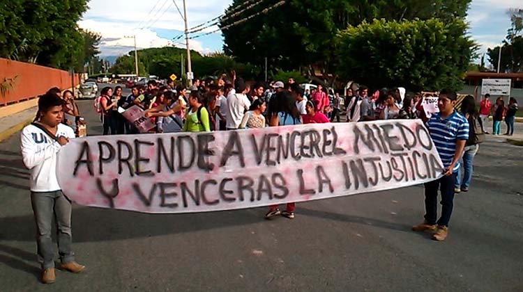 Marchan estudiantes de Tehuacán por violencia en Ayotzinapa