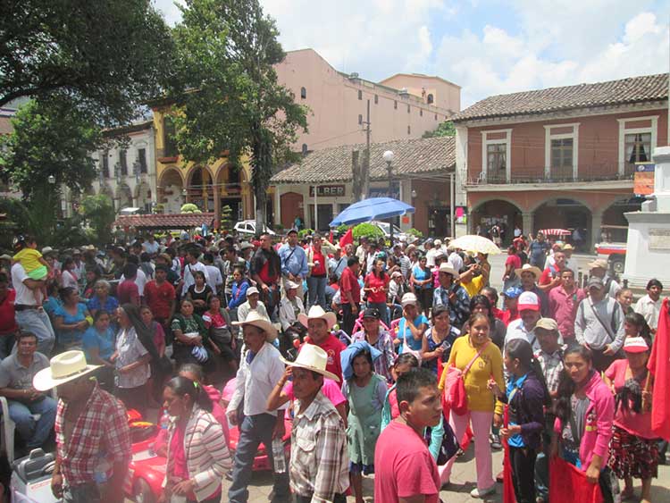 Colapsa Antorcha tráfico en la México-Tuxpan; protestan contra alcaldes