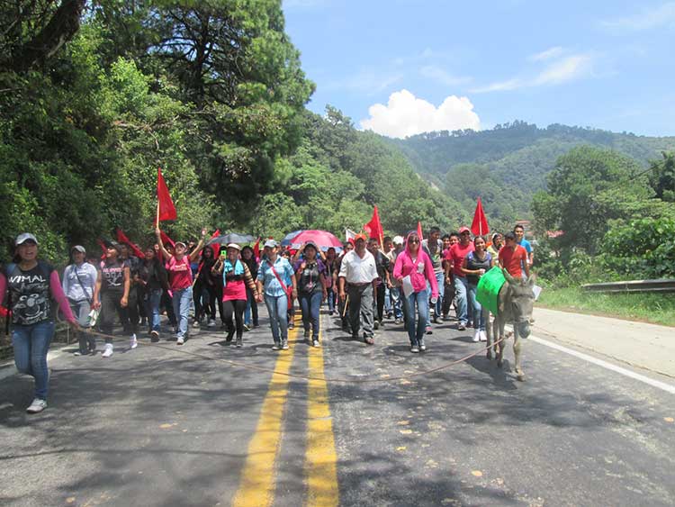 Colapsa Antorcha tráfico en la México-Tuxpan; protestan contra alcaldes