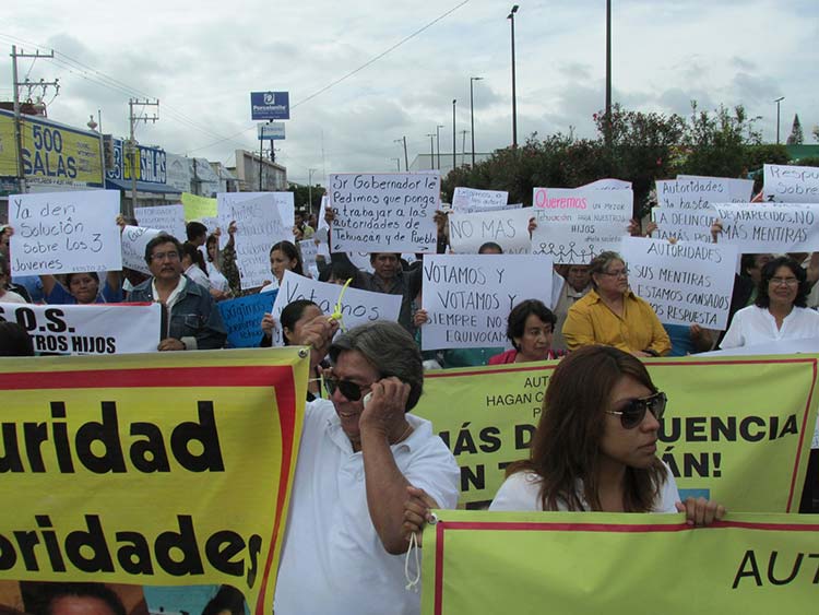 Familiares de desaparecidos marchan en Tehuacán para exigir investigación