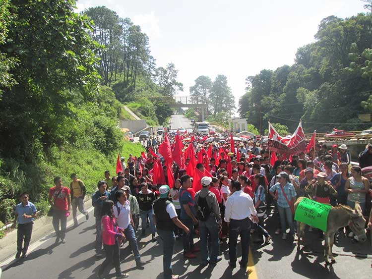 Colapsa Antorcha tráfico en la México-Tuxpan; protestan contra alcaldes