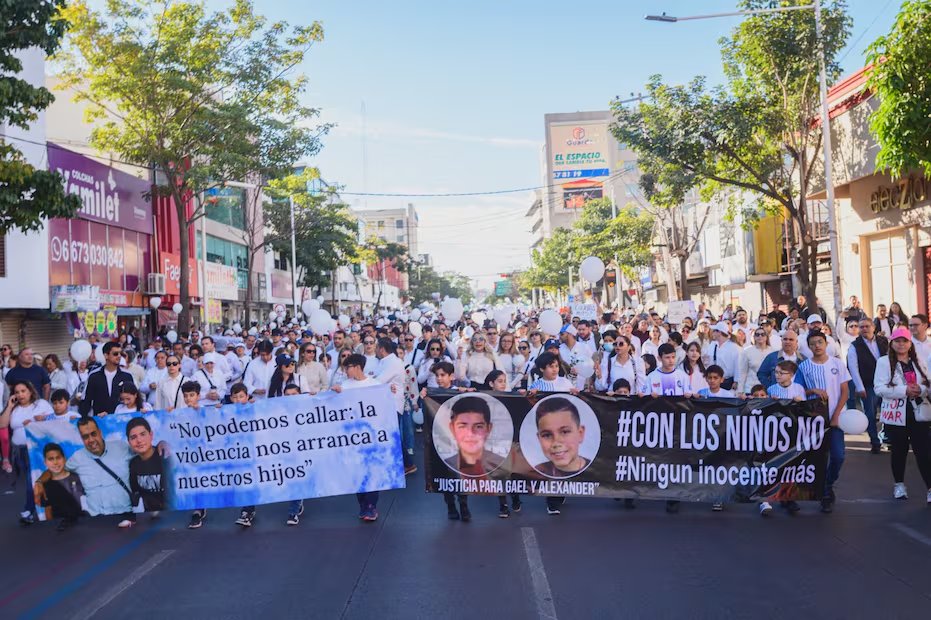 Marchan en Sinaloa tras asesinato de padre he hijos en intento de asalto