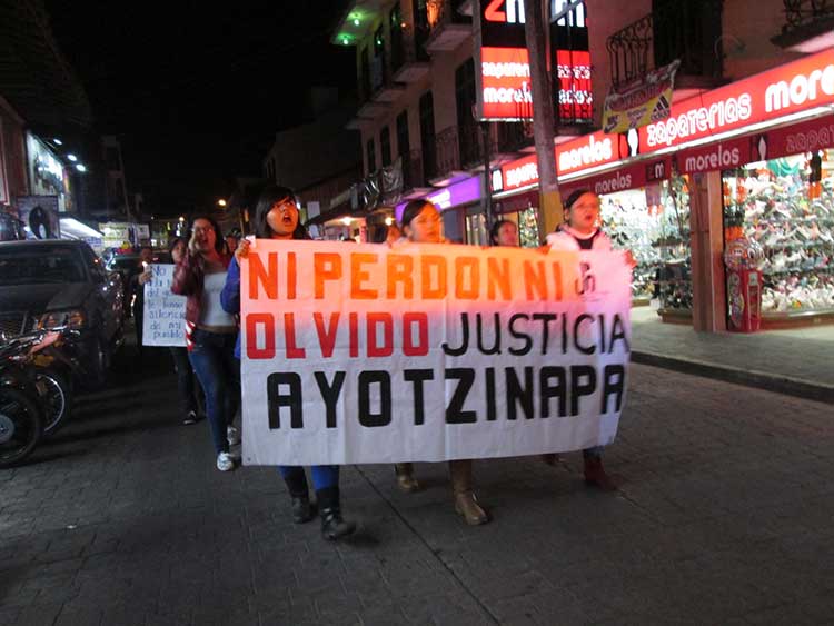 Justicia para Ayotzinapa exigen contingentes en Huauchinango