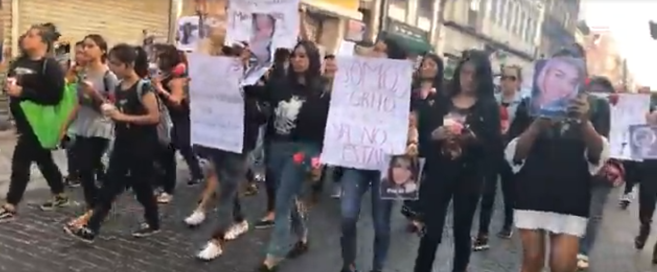 Marchan y se manifiestan contra el feminicidio en Puebla