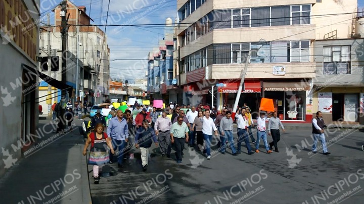 En gira de Barbosa, vecinos de Texmelucan marchan contra Layón