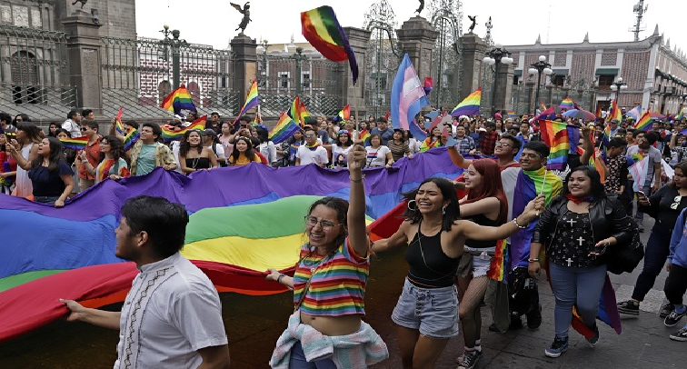 Marcha del orgullo LGBTTTI en el zócalo de la ciudad de Puebla