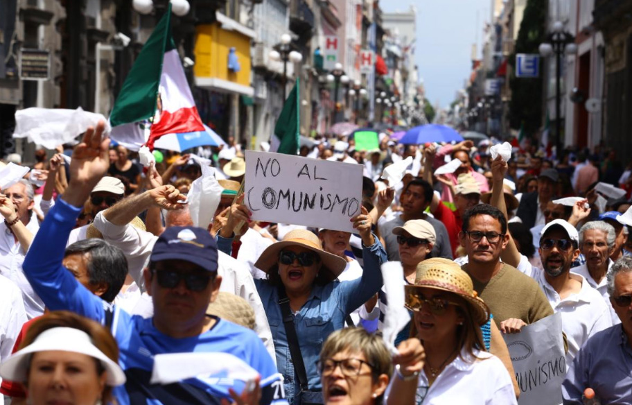 Marcha contra AMLO divide a poblanos en el zócalo