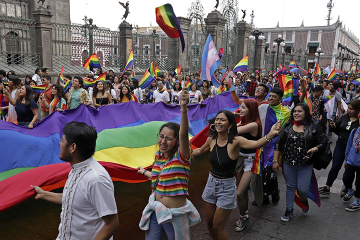 VIDEO Marcha LGBTTTIQ reúne a 3 mil poblanos