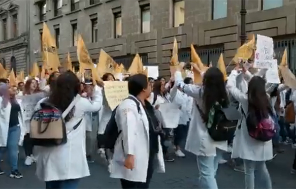 Marchan estudiantes de la UNAM y Poli en la CDMX en apoyo a BUAP y UPAEP