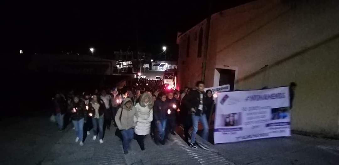 En Xicotepec estudiantes y vecinos se manifiestan contra la violencia