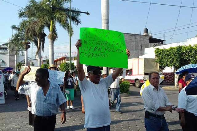 Ignora edil de Izúcar marcha contra inseguridad por deleitar a maestros