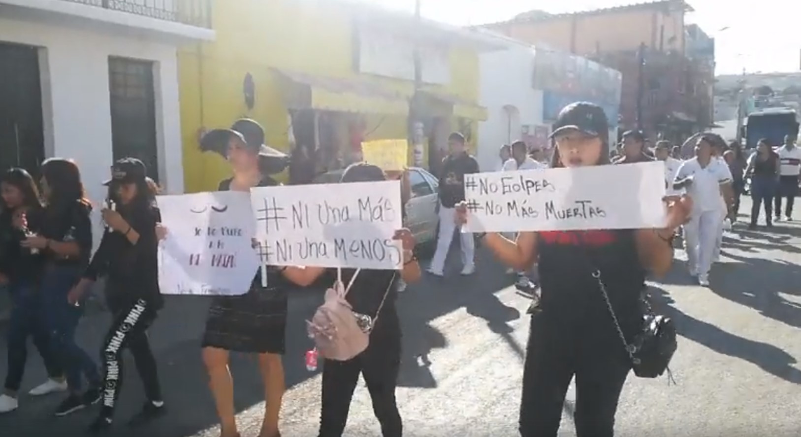 Mujeres en Acatlán marchan pacíficamente contra feminicidios