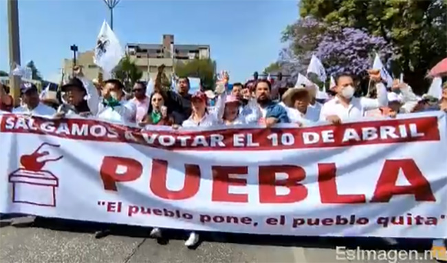 Se topan en marcha simpatizantes y detractores de revocación de mandato en Puebla