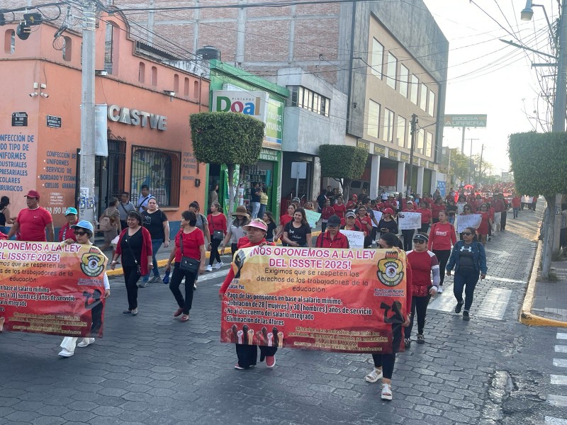 Marchan maestros de la región de Tehuacán contra la Ley del ISSSTE