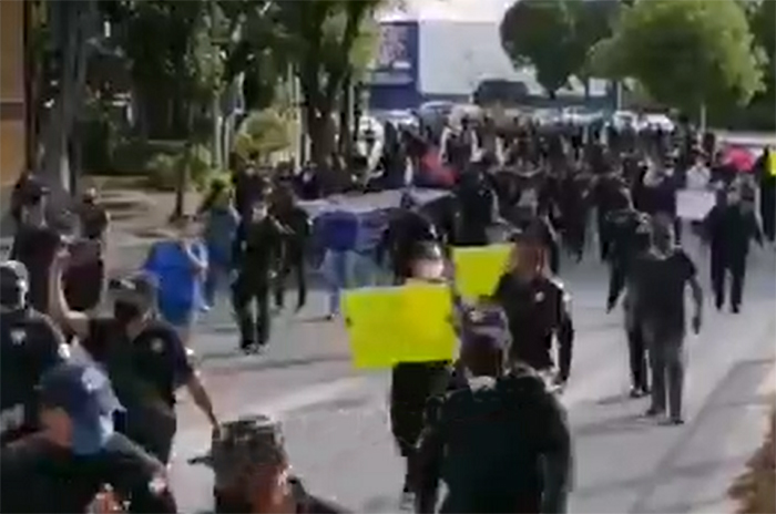 Policías de Puebla marchan en demanda de alza salarial y seguro de vida