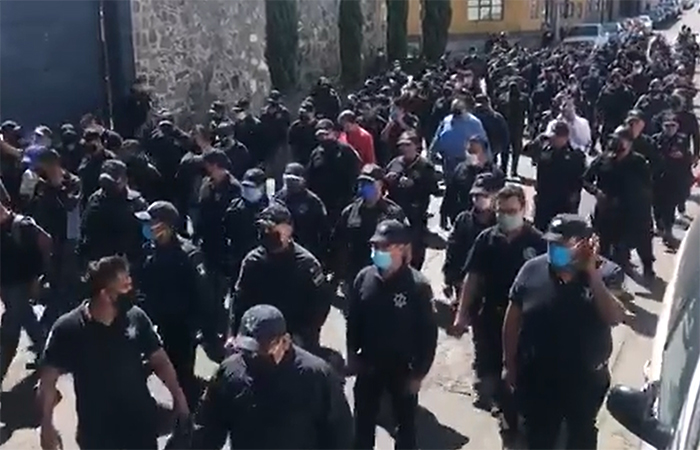 VIDEO Marchan policías estatales a Casa Aguayo por alza salarial