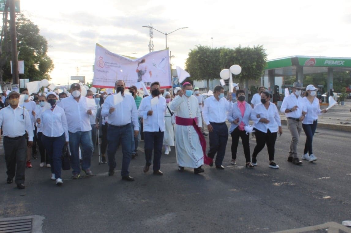 Ante violencia, cientos participan en marcha convocada por la iglesia en Tehuacán