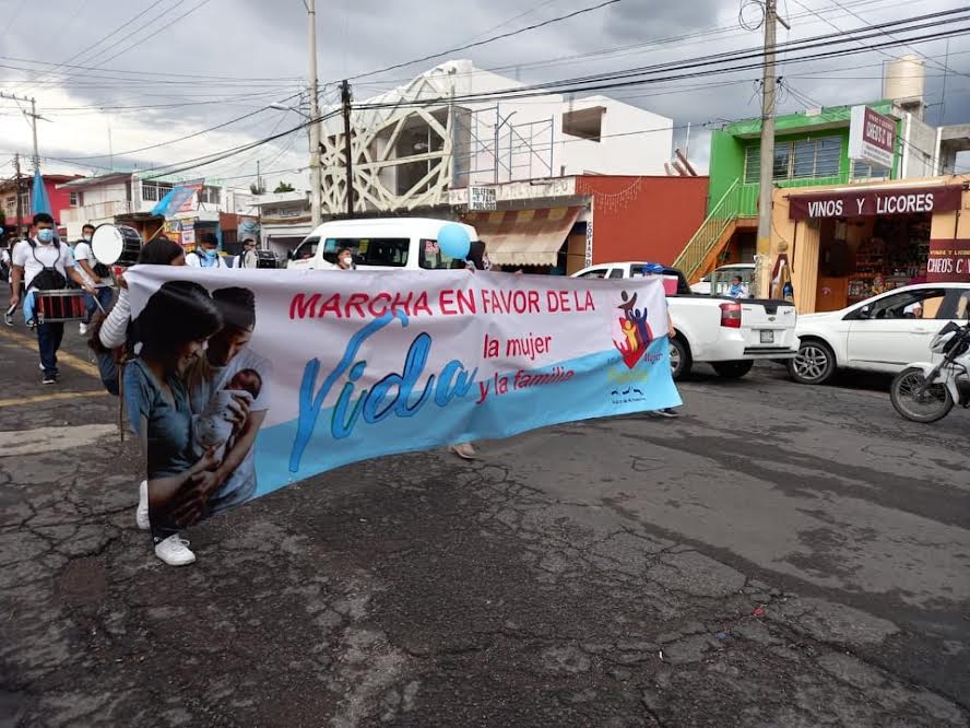 Realizan marcha por la vida en Izúcar