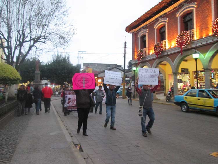 Marchan en Huauchinango contra EPN por caso Ayotzinapa